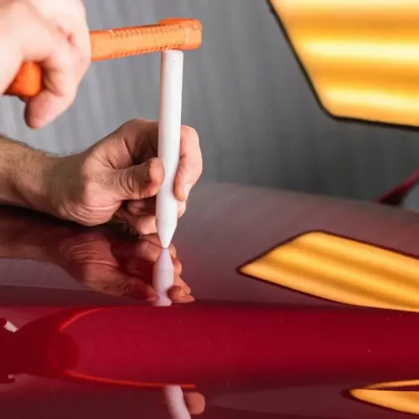 في ورشة سمكرة ممتازة بالرياض، يتم التعامل مع المعدن وفق طبيعته وحدوده، مع مراعاة مناطق الامتصاص والشد، لأن أي إجهاد غير محسوب قد يخلق ضعفًا مستقبليًا في نفس الموضع أو في موضع مجاور 