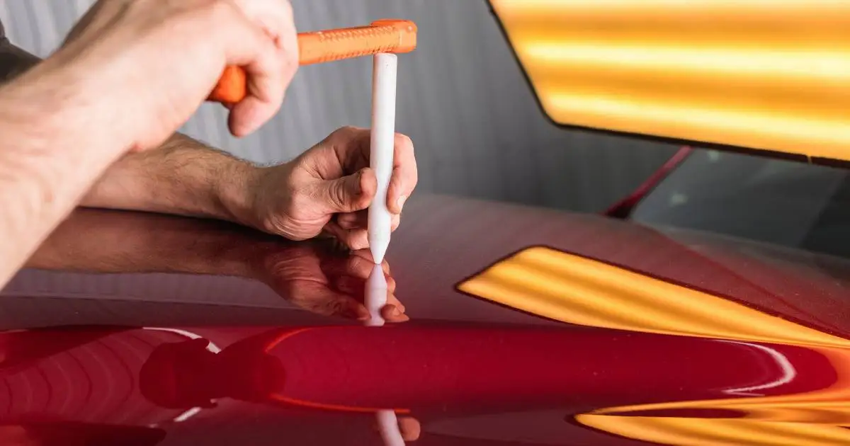 في ورشة سمكرة ممتازة بالرياض، يتم التعامل مع المعدن وفق طبيعته وحدوده، مع مراعاة مناطق الامتصاص والشد، لأن أي إجهاد غير محسوب قد يخلق ضعفًا مستقبليًا في نفس الموضع أو في موضع مجاور 